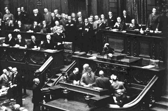 Reichstagssitzung am 12. September 1932: An seinem Platz stehend Reichskanzler Papen, der den Auflösungsbeschluss verkündigen will.